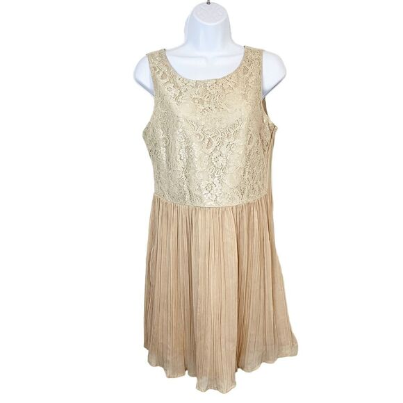 Jack by BB Dakota Dresses & Skirts - Jack by BB Dakota Dress Size 8‎ Beige Lace Crepe Sleeveless Surplice Back Lined